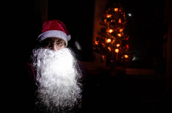 Santa Claus Patrząc Kamerę Tradycyjnych Tło Mikołaj Przyniósł Prezenty Boże — Zdjęcie stockowe