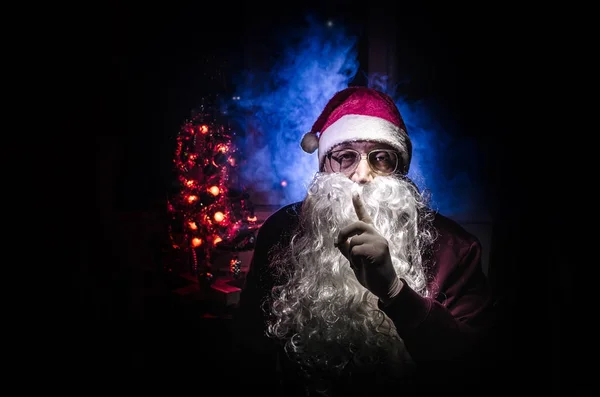 Santa Claus Patrząc Kamerę Tradycyjnych Tło Mikołaj Przyniósł Prezenty Boże — Zdjęcie stockowe