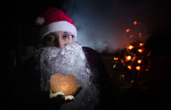 Kerstman Zoek Naar Camera Met Traditionele Achtergrond Santa Claus Bracht — Stockfoto