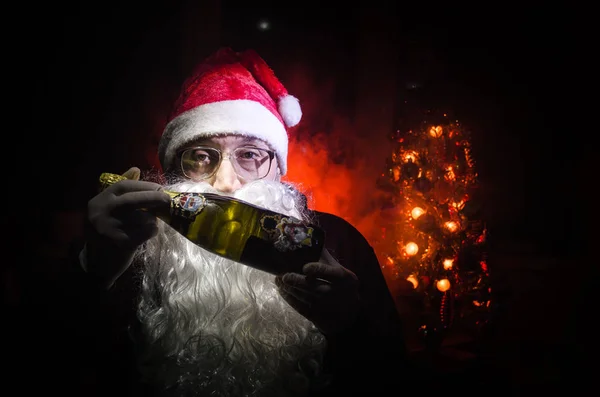 Santa Claus Opiekania Szampanem Butelka Mikołaja Kieliszkiem Szampana Obchodzi Uśmiecha — Zdjęcie stockowe