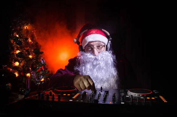 圣诞老人混合了一些圣诞欢呼 暗迪斯科俱乐部色调的背景 新年前夜的活动在光线的照射下 作为海报或贺卡有用 选择性焦点 — 图库照片
