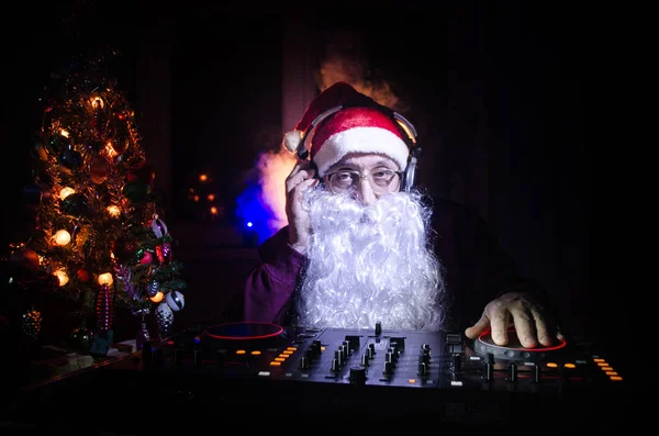 Papai Noel Misturando Pouco Alegria Natal Clube Discoteca Escuro Tonificado — Fotografia de Stock