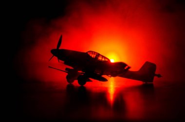 Alman Junker (Ju-87) jet motorlu model uçak sahibi. Koyu portakal yangın arka plan. Savaş sahnesi. Seçici odak (fark konuma yerleştirme)