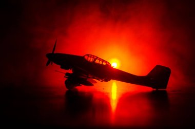 Alman Junker (Ju-87) jet motorlu model uçak sahibi. Koyu portakal yangın arka plan. Savaş sahnesi. Seçici odak (fark konuma yerleştirme)