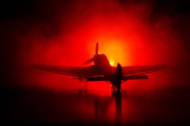 Alman Junker (Ju-87) jet motorlu model uçak sahibi. Koyu portakal yangın arka plan. Savaş sahnesi. Seçici odak (fark konuma yerleştirme)