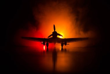 Alman Junker (Ju-87) jet motorlu model uçak sahibi. Koyu portakal yangın arka plan. Savaş sahnesi. Seçici odak (fark konuma yerleştirme)