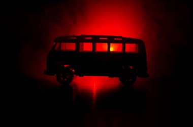 Gölgelerin içinde araba ile düşük ışık veya spor araba koyu arka plan silüeti parlayan ışıklar.