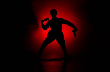 Askeri askerin siluet silahla. Savaş kavramı. Askeri siluetleri savaş sis sahnede mücadele arka plan, Dünya Savaşı askerin siluet aşağıda bulutlu manzarası, gece gökyüzü.