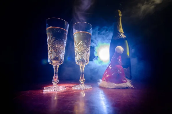 Sylwestra Tło Uroczystość Pary Fletów Butelkę Szampana Atrybuty Bożego Narodzenia — Zdjęcie stockowe