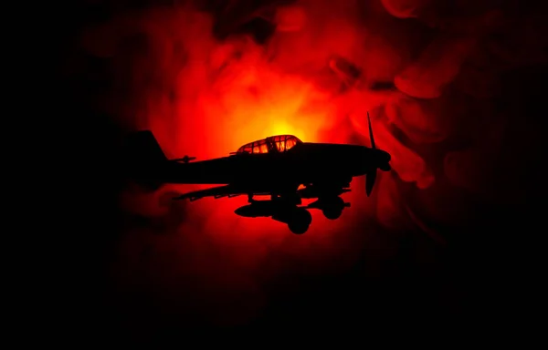 Weltkriegs-Kampfflugzeug bei Sonnenuntergang oder dunkelorangefarbener Feuerexplosionshimmel. Kriegsschauplatz. deutsche Kampfflugzeuge am Himmel — Stockfoto