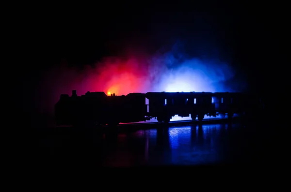 Το τρένο κινείται με ομίχλη. Αρχαία ατμομηχανή νύχτα. Νυχτερινό τρένο κινείται στο σιδηρόδρομο. φόντο πορτοκαλί φωτιά. — Φωτογραφία Αρχείου