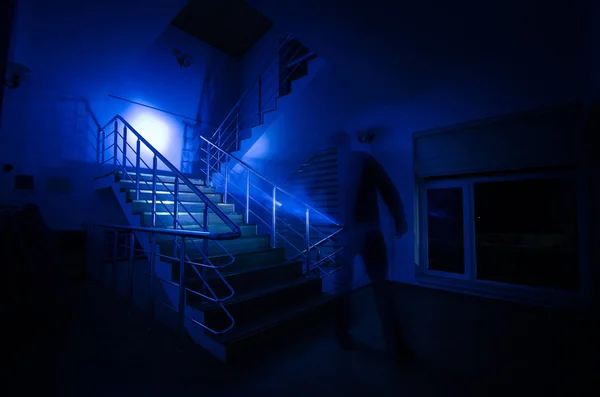 Привид в будинок з привидами на сходах, таємничий силует привид людини з світла на сходах, жах сцени страшно привид моторошний llights. Страшно зал. Хеллоуїн фону. Вибірковий фокус — стокове фото