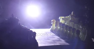 Satranç oyununu kavramı iş fikirleri ve rekabet ve strateji fikirler kavramı. Satranç figürleri duman ve sis karanlık bir arka plan üzerinde. Seçici odak