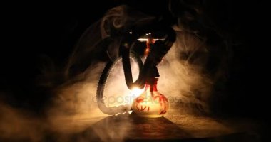 Nargile kömürü nargile üzerinde buhar koyu arka plan üzerinde turuncu (ateş gibi) bulutlar üzerinde top. Şık oryantal shisha. Shisha kavramı. Ekran döndürme. 