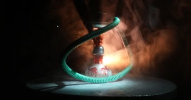Nargile kömürü nargile üzerinde buhar koyu arka plan üzerinde turuncu (ateş gibi) bulutlar üzerinde top. Şık oryantal shisha. Shisha kavramı. Ekran döndürme. 