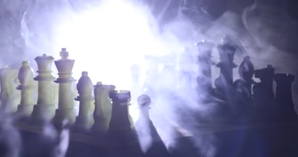 ビジネスのアイデアの競争と戦略のアイデア コンセプト チェス ボード ゲーム コンセプト チェスの煙と霧と暗い背景の数字します 選択と集中 — ストック動画