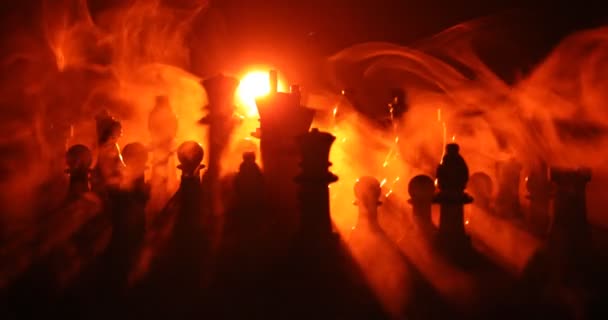 아이디어와 아이디어 개념의 체스는 연기와 안개와 어두운 배경에 선택적 — 비디오