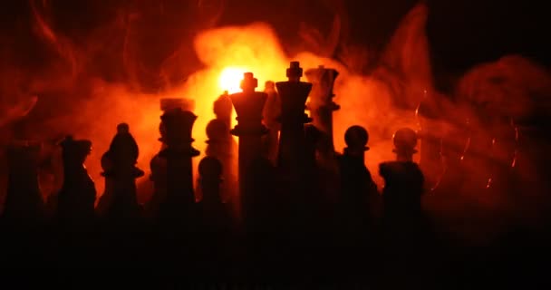 棋牌游戏理念的经营理念和竞争战略理念 在黑暗的背景下 有烟雾和雾的国际象棋数字 选择性焦点 — 图库视频影像