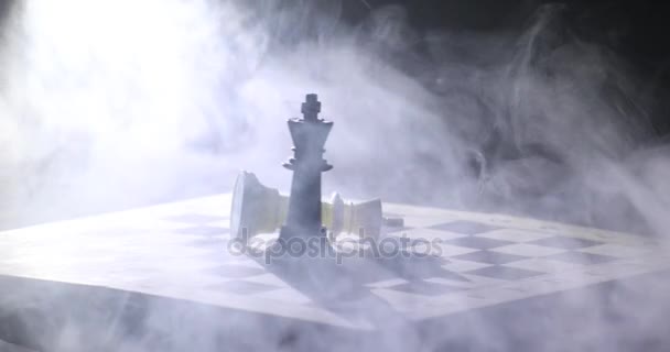 棋牌游戏理念的经营理念和竞争战略理念 在黑暗的背景下 有烟雾和雾的国际象棋数字 选择性焦点 — 图库视频影像