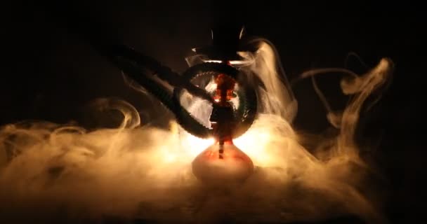 Hookah Rozżarzonych Węglach Shisha Miska Pomarańczowy Pożaru Obłoki Pary Ciemnym — Wideo stockowe