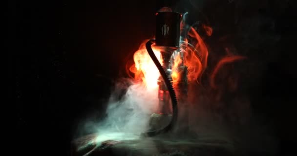 在黑色的背景下 水烟碗上的水烟壶 上的蒸汽云 时尚的东方水烟 水烟概念 旋转显示 — 图库视频影像