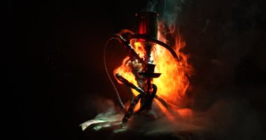 Nargile kömürü nargile üzerinde buhar koyu arka plan üzerinde turuncu (ateş gibi) bulutlar üzerinde top. Şık oryantal shisha. Shisha kavramı. Ekran döndürme. 