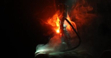 Nargile kömürü nargile üzerinde buhar koyu arka plan üzerinde turuncu (ateş gibi) bulutlar üzerinde top. Şık oryantal shisha. Shisha kavramı. Ekran döndürme. 