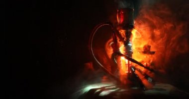 Nargile kömürü nargile üzerinde buhar koyu arka plan üzerinde turuncu (ateş gibi) bulutlar üzerinde top. Şık oryantal shisha. Shisha kavramı. Ekran döndürme. 