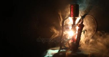 Nargile kömürü nargile üzerinde buhar koyu arka plan üzerinde turuncu (ateş gibi) bulutlar üzerinde top. Şık oryantal shisha. Shisha kavramı. Ekran döndürme. 