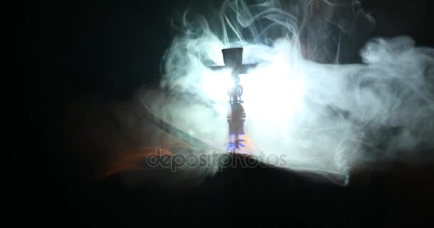 在黑色的背景下 水烟碗上的水烟壶 上的蒸汽云 时尚的东方水烟 水烟概念 旋转显示 — 图库视频影像