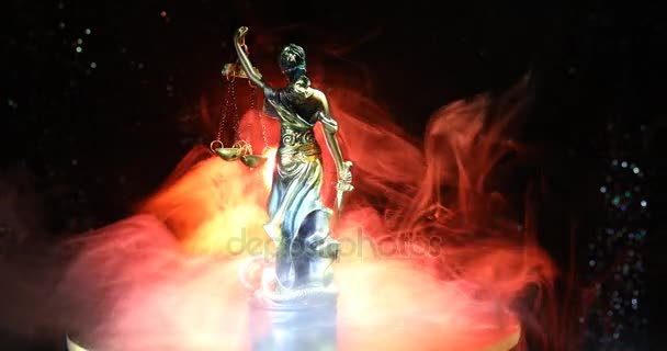 Статуя Правосудия Богиня Правосудия Оправдания Вращающаяся Туманном Огненном Оранжевом Фоне — стоковое видео