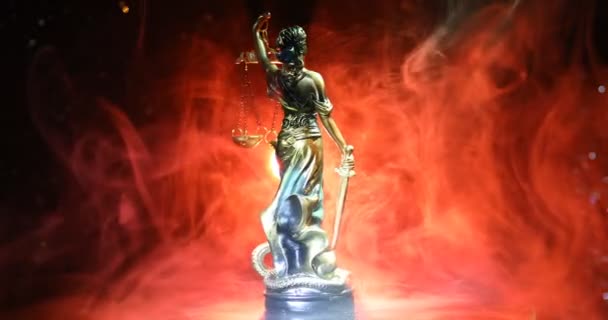 Статуя Правосудия Богиня Правосудия Оправдания Вращающаяся Туманном Огненном Оранжевом Фоне — стоковое видео