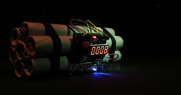 Compte à rebours Explosif Tnt Bombe avec minuterie numérique. Dynamite élimination des bombes avec un mécanisme d'horlogerie 