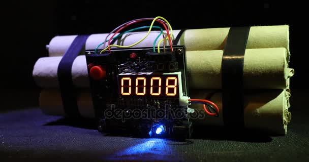 カウント ダウン デジタル タイマーで Tnt 時計仕掛けのメカニズムとダイナマイト爆弾処理 — ストック動画