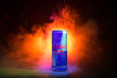 Bakü, Azerbaycan - 13 Ocak 2018: Red Bull klasik 250 ml koyu tonda sisli arka plan üzerinde olabilir.