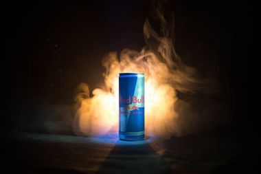 Bakü, Azerbaycan - 13 Ocak 2018: Red Bull klasik 250 ml koyu tonda sisli arka plan üzerinde olabilir.