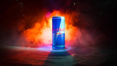 Bakü, Azerbaycan - 13 Ocak 2018: Red Bull klasik 250 ml koyu tonda sisli arka plan üzerinde olabilir.
