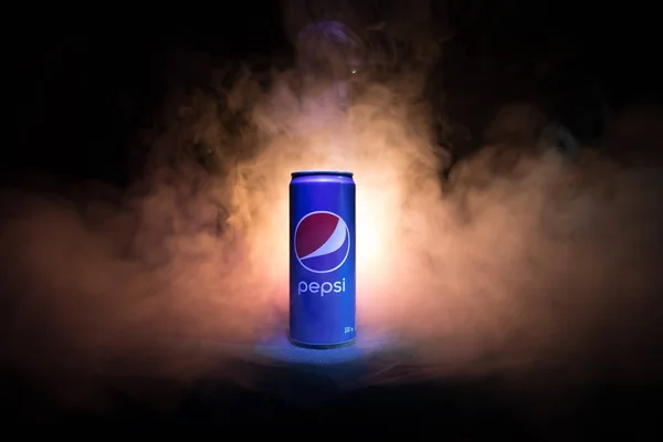 Baku, Azerbeidzjan - januari 13,2018: Pepsi kan tegen donker getinte mistige achtergrond. — Stockfoto