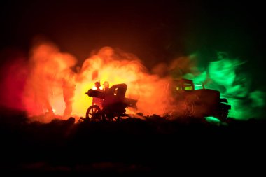 Savaş kavramı. Askeri siluetleri sahne üzerinde savaş sis sky mücadele arka plan, Dünya Savaşı askerler siluetleri bulutlu manzarası, gece aşağıda. Saldırı sahne.