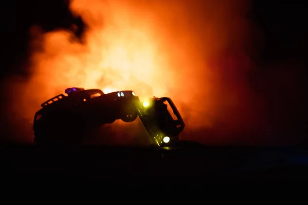Juguete Toyota FJ Cruiser coches persiguiendo un Ford Thunderbird coche por la noche con fondo de niebla. Escena de decoración de juguete en la mesa. - 11 ENE 2018, BAKU AZERBAIJAN — Foto de Stock