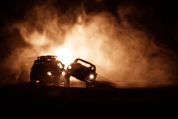 Juguete Toyota FJ Cruiser coches persiguiendo un Ford Thunderbird coche por la noche con fondo de niebla. Escena de decoración de juguete en la mesa. - 11 ENE 2018, BAKU AZERBAIJAN —  Fotos de Stock