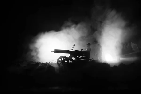 Concept van de oorlog. Militaire silhouetten vechten scène op oorlog mist hemel achtergrond, silhouetten van de Wereldoorlog soldaten onder bewolkte Skyline in de nacht. Aanval scène. — Stockfoto