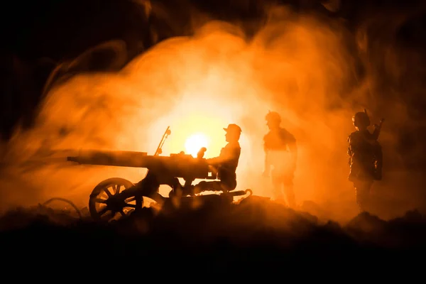 Концепция войны. Военные силуэты боевой сцены на фоне тумана на фоне неба войны, силуэты солдат мировой войны под облачным горизонтом ночью. Сцена нападения . — стоковое фото