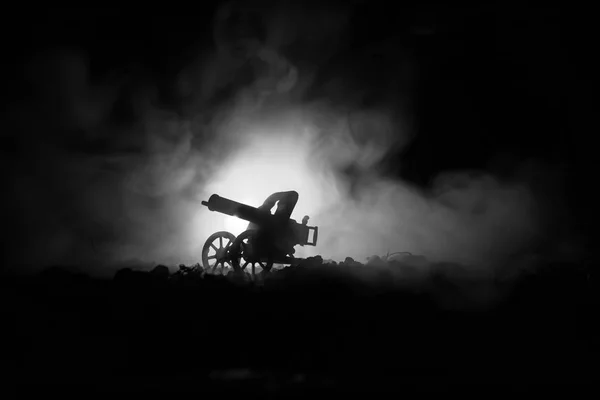 Concetto di guerra. Silhouette militari scena di combattimento su sfondo cielo nebbia di guerra, Soldati della Guerra Mondiale Silhouettes Below Cloudy Skyline Di notte. Scena di attacco . — Foto Stock