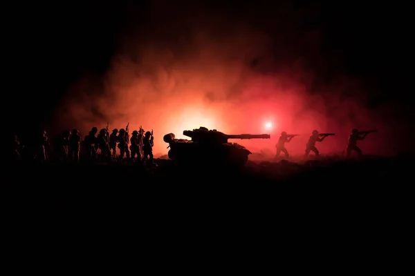 Conceito de Guerra. Silhuetas militares lutando cena no fundo do céu nevoeiro de guerra, Soldados da Guerra Mundial Silhuetas Abaixo Cloudy Skyline À noite. Cena de ataque. Veículos blindados. Batalha de tanques . — Fotografia de Stock