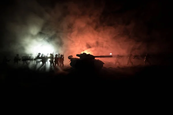 Concept van de oorlog. Militaire silhouetten vechten scène op oorlog mist hemel achtergrond, silhouetten van de Wereldoorlog soldaten onder bewolkte Skyline in de nacht. Aanval scène. Gepantserde voertuigen. Battle tanks. — Stockfoto