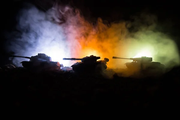 Concepto de guerra. Siluetas militares peleando escena en el fondo del cielo niebla de guerra, Soldados de la Guerra Mundial Siluetas debajo del horizonte nublado Por la noche. Escena de ataque. Vehículos blindados. Batalla de tanques . — Foto de Stock