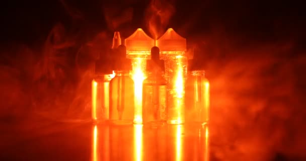 Vape 烟雾云和 Vape 液体瓶在黑暗的背景 选择性焦点 — 图库视频影像