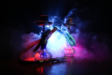 Nargile kömürü nargile kupa siyah arka plan ile. Şık oryantal shisha. Shisha kavramı. Seçici odak