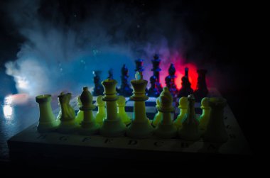 Satranç oyununu kavramı iş fikirleri ve rekabet ve strateji fikirler concep. Duman ve sis karanlık bir arka plan üzerinde satranç figürleri.